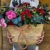 Capazo de hortensias y rosas