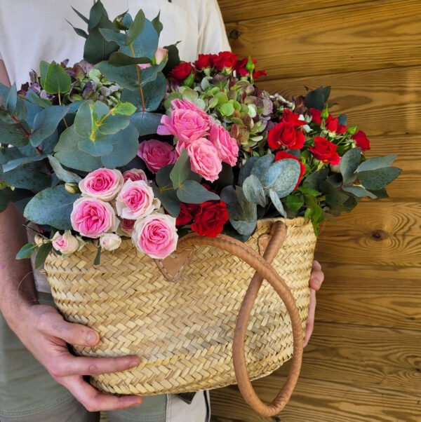 Capazo de hortensias y rosas