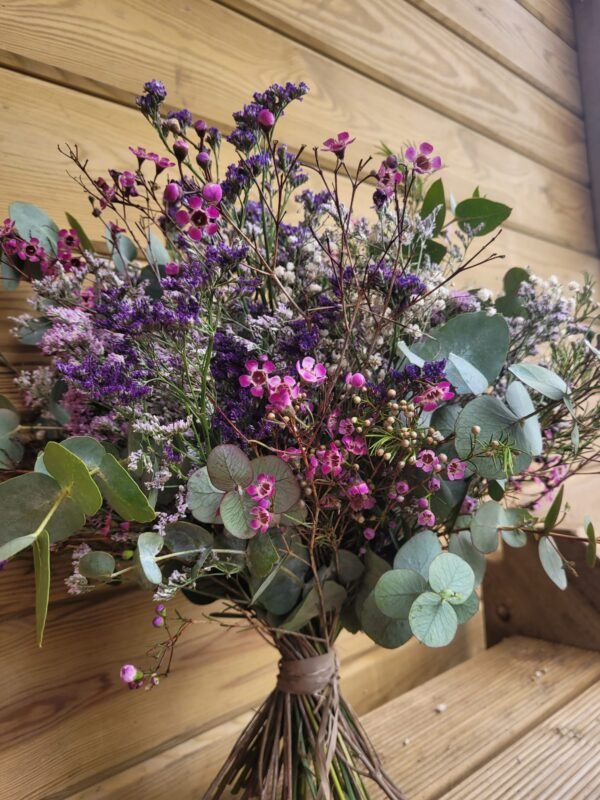 Ramo de eucalipto, flor de cera, limonium y paniculata