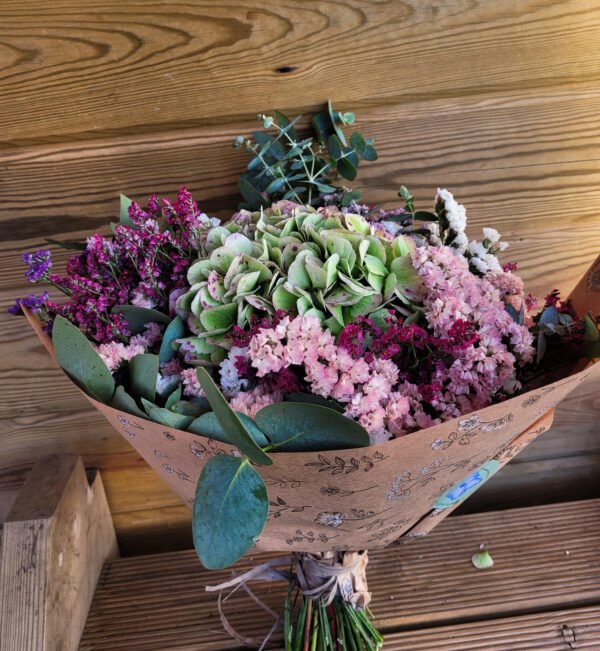 "Ramo Laura" con una hortensia y follaje