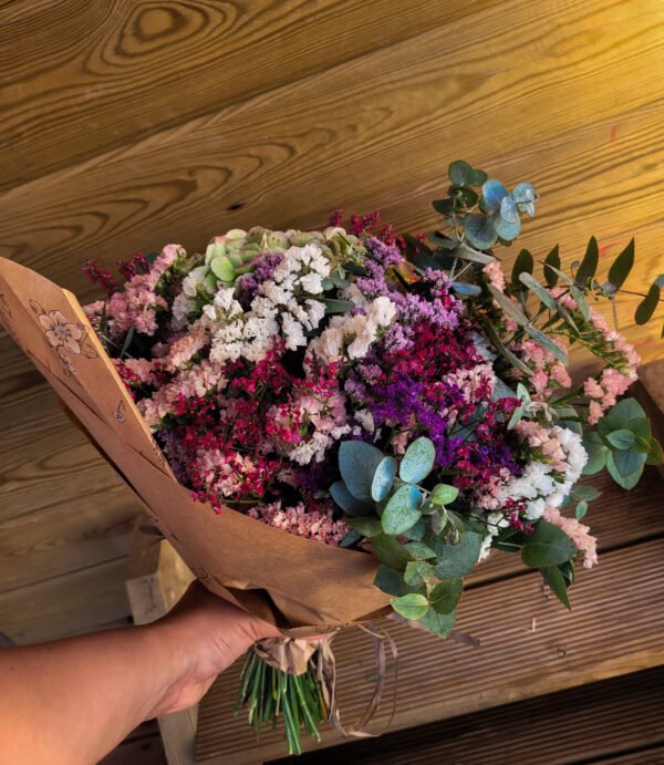 "Ramo Laura" con una hortensia y follaje