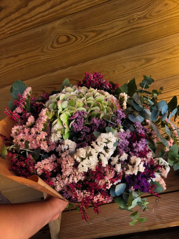 "Ramo Laura" con una hortensia y follaje