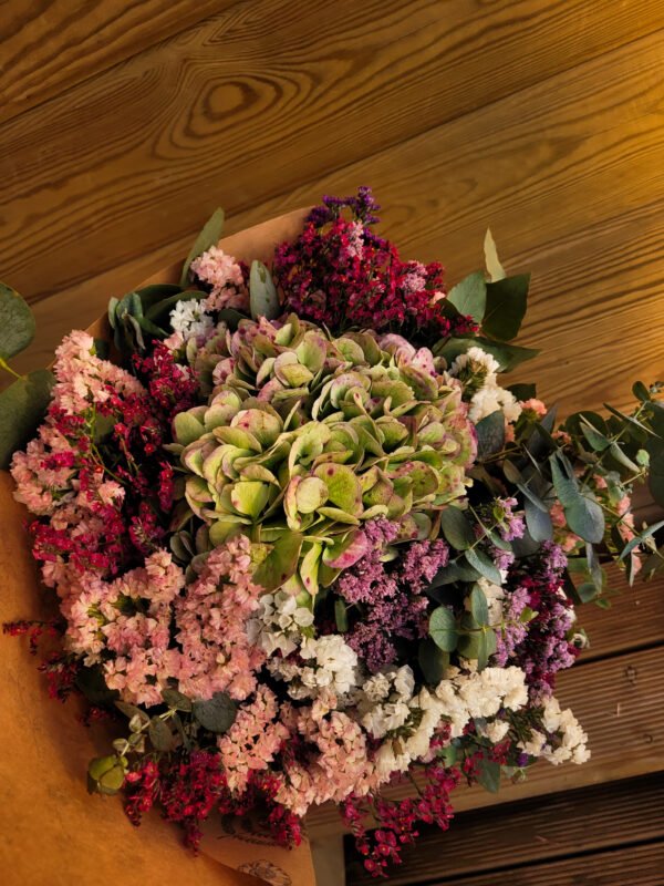 "Ramo Laura" con una hortensia y follaje