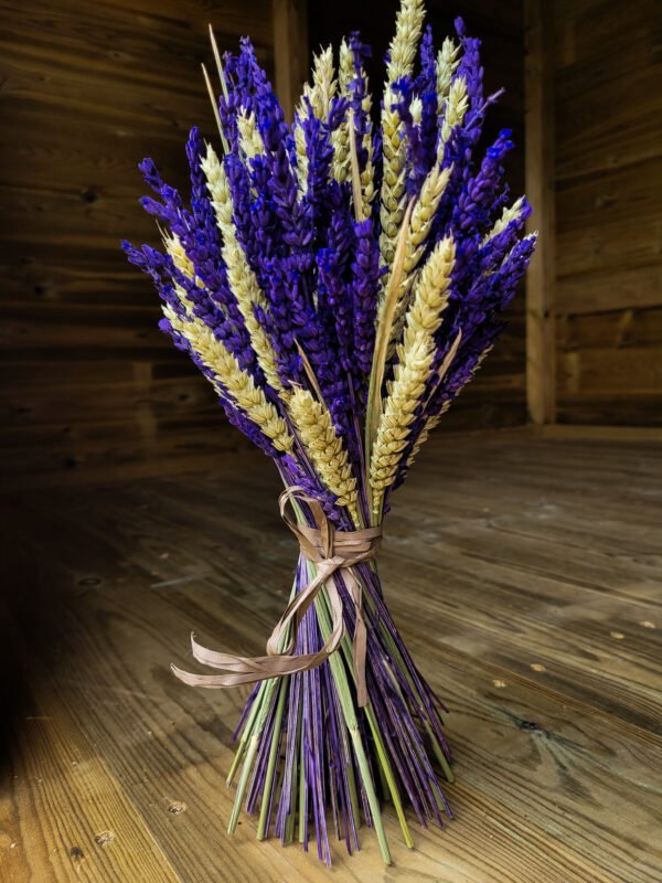Ramo de lavanda preservada y trigo