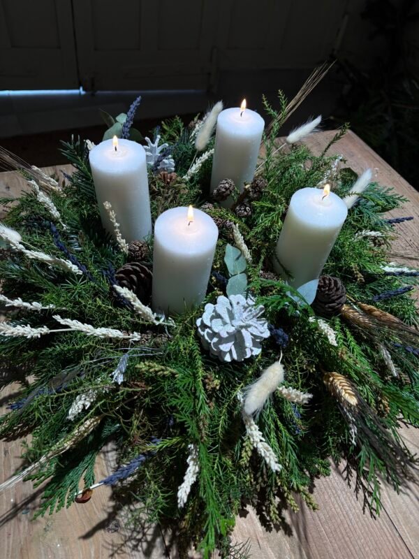 Centro navideño con velas