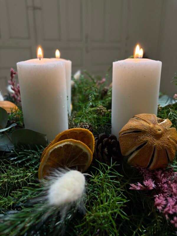 Centro navideño con velas