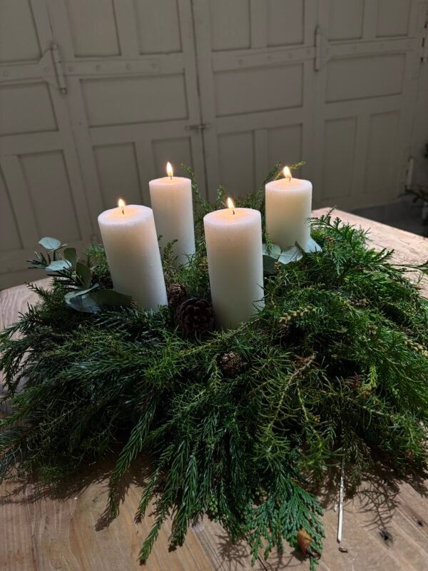 Centro navideño con velas
