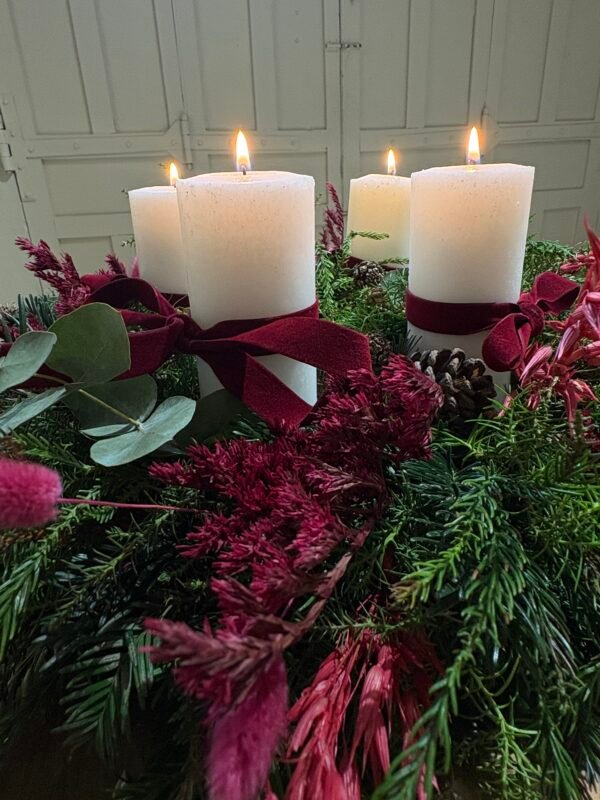 Centro navideño con velas